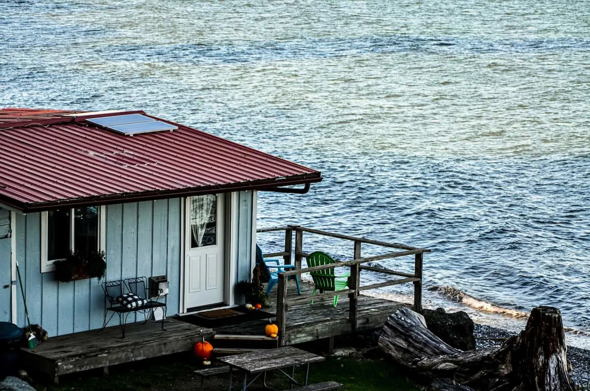 cabin on the clifts of Washington