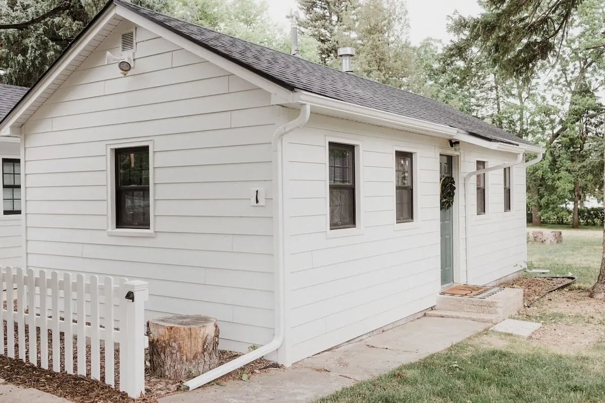 white cottage in South Dakota